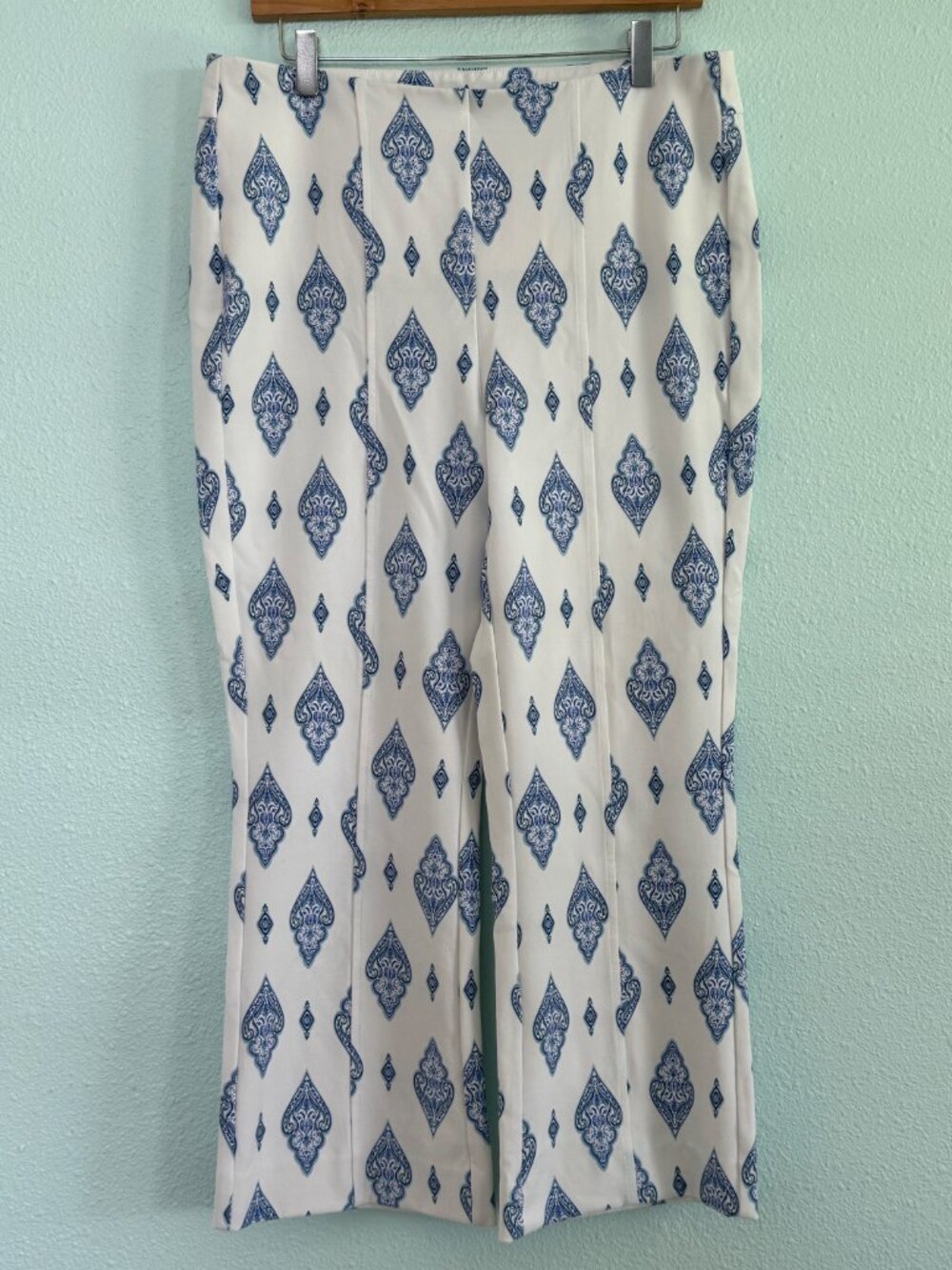 Chico's LightWeight Juliet Kick Flare Pants Size 1.5‎ or 10 - Picture 4 of 11